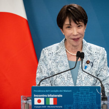 Sanae Takaichi Premierministerin von Japan auf einem Podium