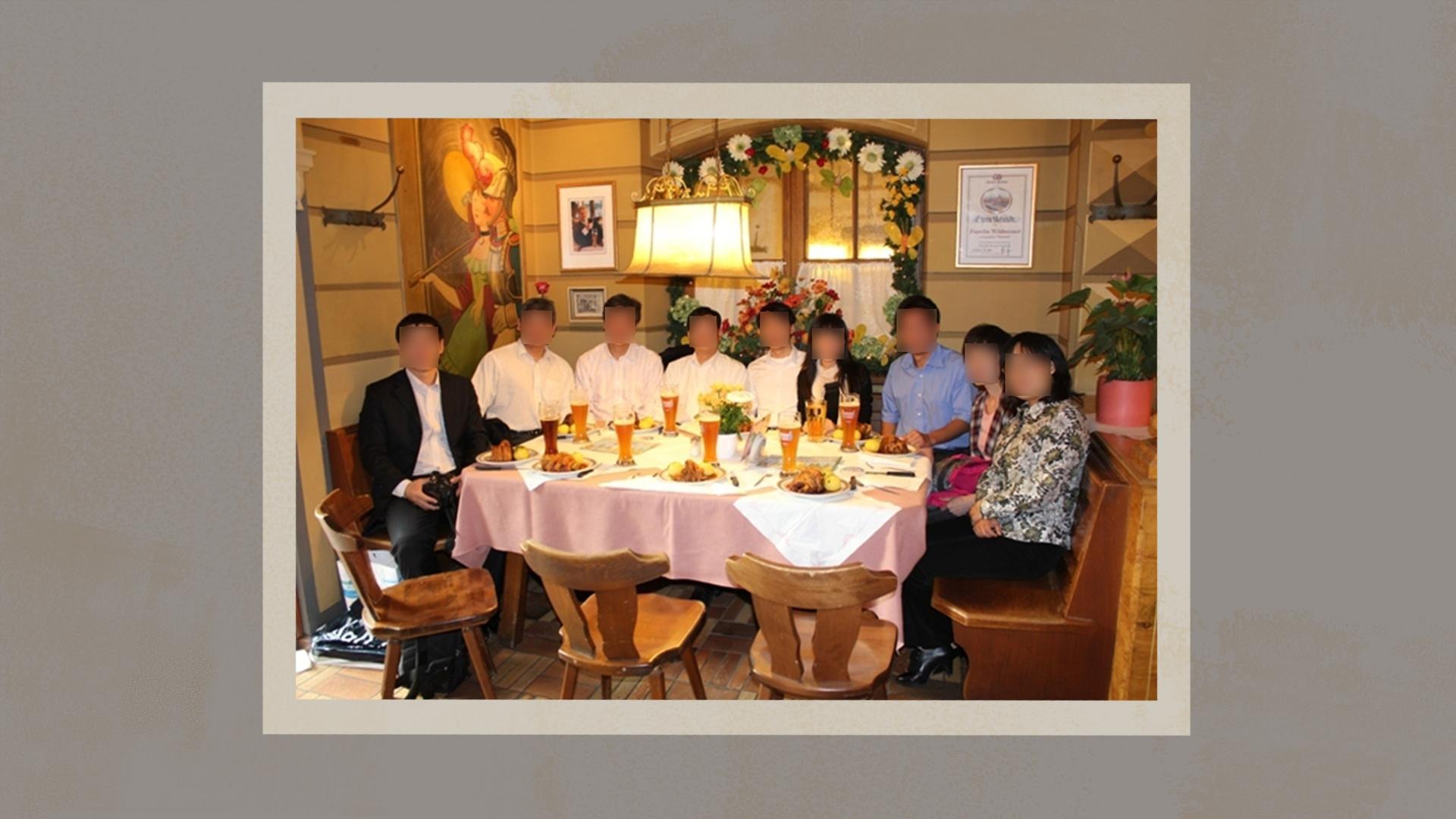 Der Verein, in dessen Name die mutmaßliche Spionin Hua S. Professoren nach China lockte, bei einem Essen in München. Auf dem Foto ist auch Xuejun C. zu sehen, der ebenfalls wegen des Spionageverdachts festgenommen wurde. Er ist der Ehemann von Hua S. (Screenshot: Webseite VECA / Collage/Unkenntlichmachung: Mohamed Anwar / CORRECTIV)