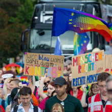 Ein Wagen und mehrere Besuchende des CSD Dresden 2026