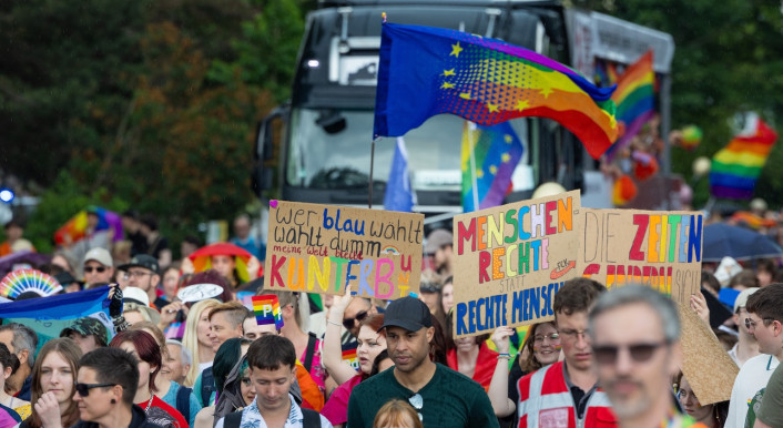 Ein Wagen und mehrere Besuchende des CSD Dresden 2026