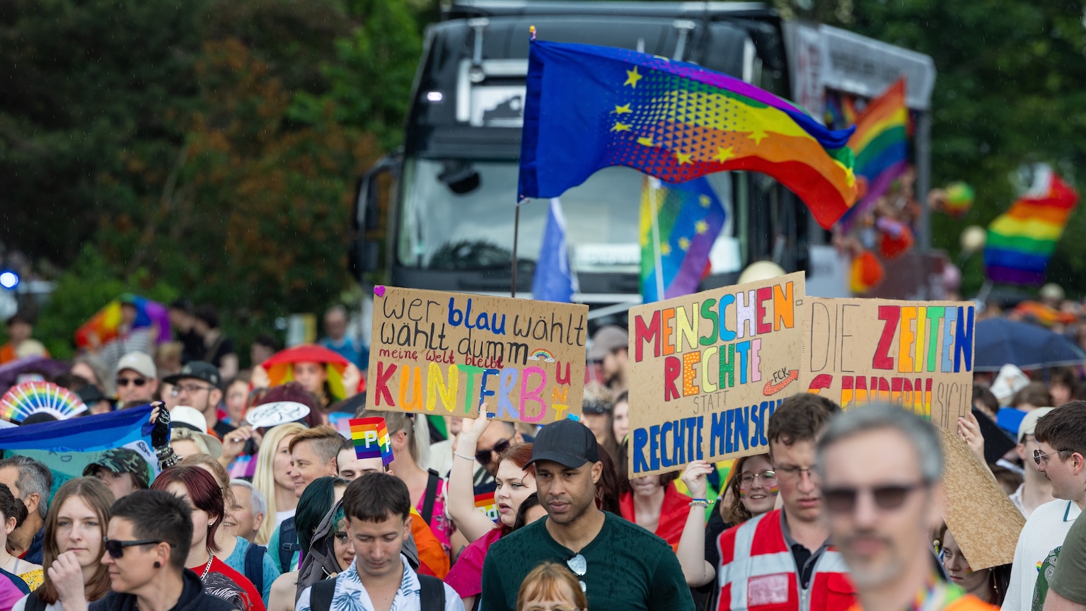 Ein Wagen und mehrere Besuchende des CSD Dresden 2026