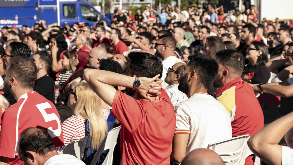 Türkische Fußballfans beim Public-Viewing der Fußball-Weltmeisterschaft 2026 in Izmir, Türkei (Symbolbild: Murat Kocabas / Middle East Images / Picture Alliance)