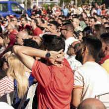 Türkische Fußballfans beim Public-Viewing der Fußball-Weltmeisterschaft 2026 in Izmir, Türkei (Symbolbild: Murat Kocabas / Middle East Images / Picture Alliance)