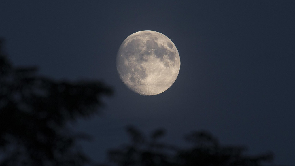 Heller Vollmond bei Nacht