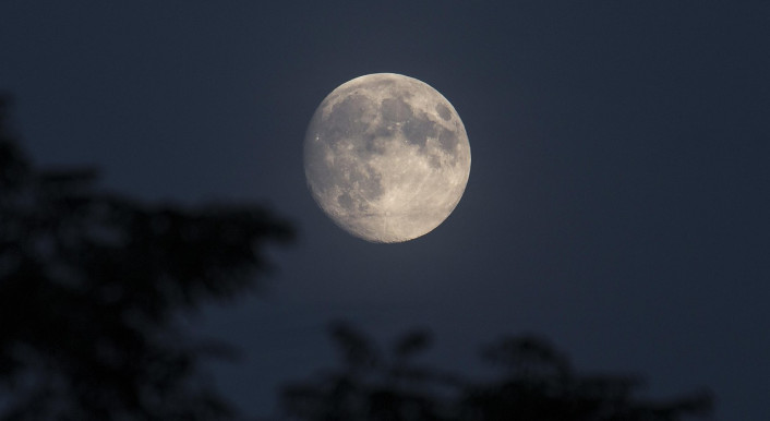 Heller Vollmond bei Nacht