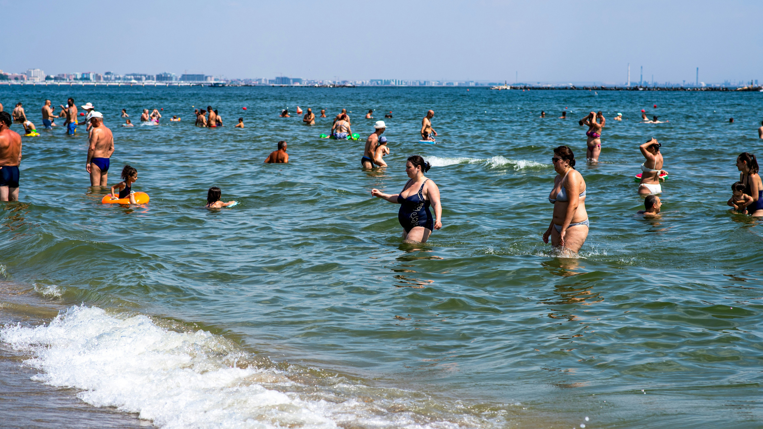 Für die meisten Gewässer gibt es keine EU-weiten Angaben dazu, in welchen Konzentrationen chemische Schadstoffe nachgewiesen wurden. Foto: Margo Evardson / unsplash.com