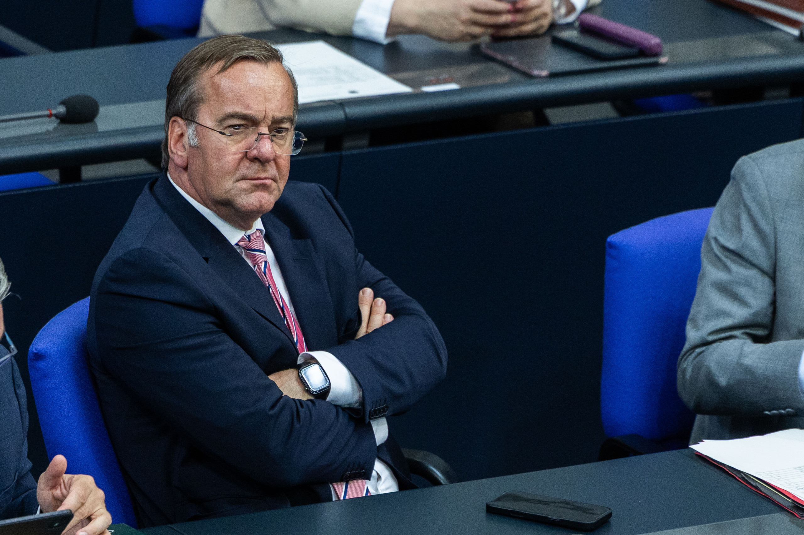 Bundesverteidigungsminister Boris Pistorius (SPD) sitzt im Plenarsaal des Reichstagsgebäudes in Berlin.