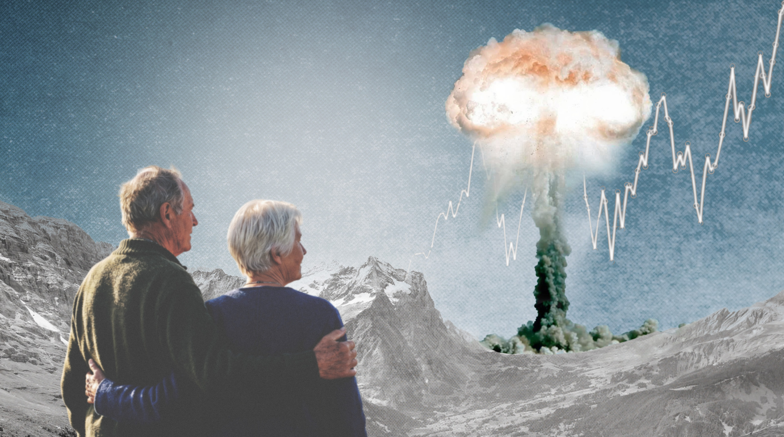 Ein Rentnerpaar hält sich im Arm und schaut zu, wie eine Atombombe hinter einer kahlen Berglandschaft exlodiert.