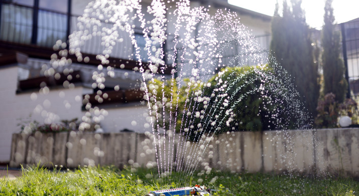 Das Bild zeigt einen Rasensprenger in einem Garten. In Dutzenden Landkreisen ist es Bürgerinnen und Bürgern verboten, zu diesem Zwecke Wasser aus Flüssen und Seen zu entnehmen. (Bild: picture alliance / Panama Pictures | Christoph Hardt)