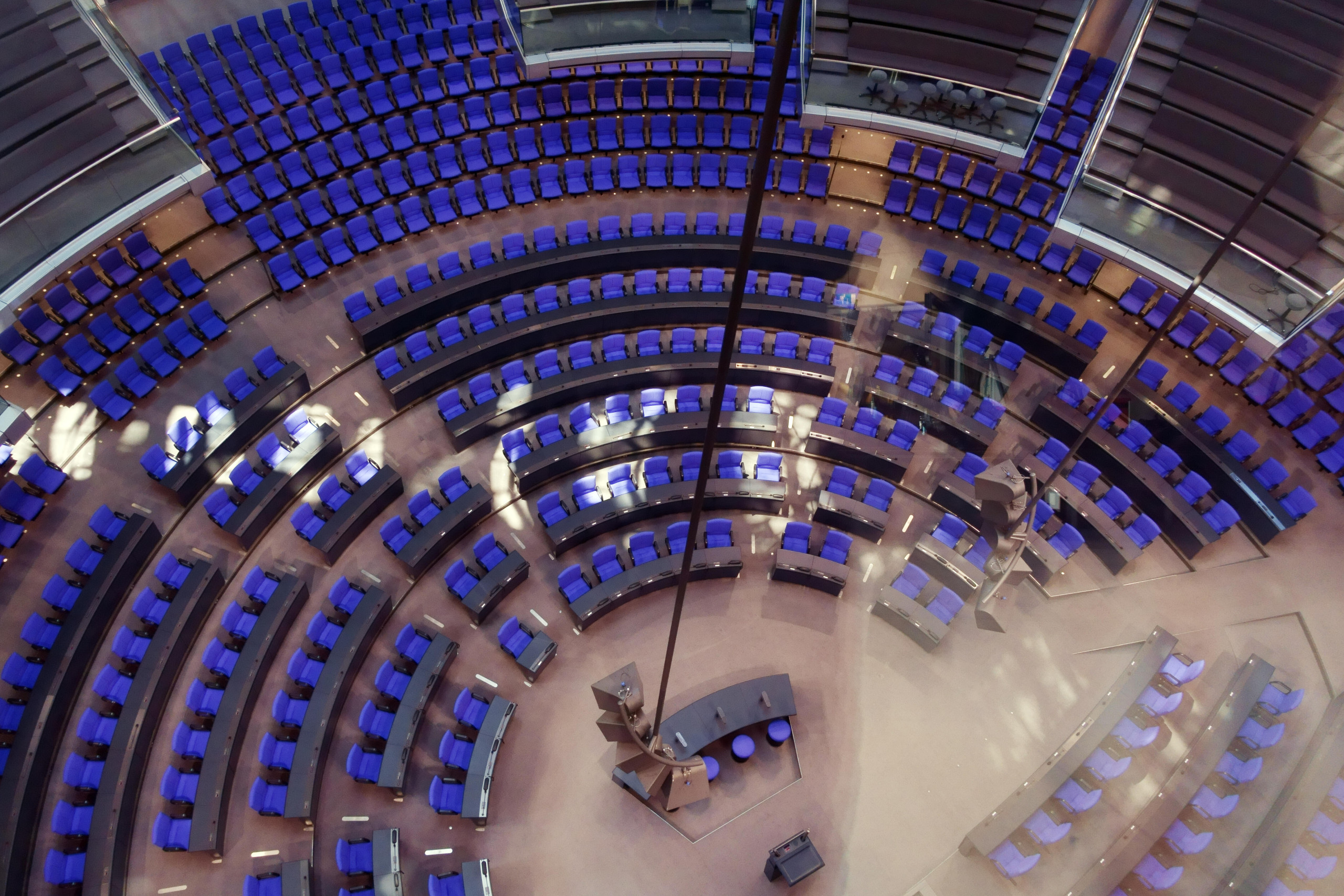 Gähnende Leere im Bundestag: Ganz so schlimm war es zwar nicht, doch bei der Abstimmung zum Bundespolizeigesetz waren deutlich zu wenige Abgeordnete im Plenum anwesend. Foto: picture alliance / Caro | Sorge