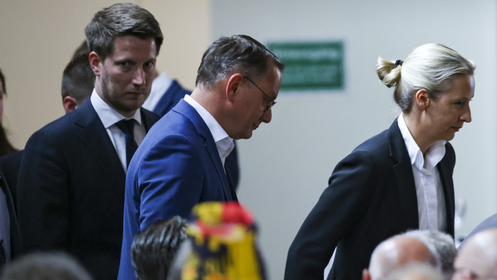AfD-Leute bei einer Parteiveranstaltung: NRW-Chef Martin Vincentz mit den Vorsitzenden des Bundesvorstands Tino Chrupalla und Alice Weidel, sie tragen alle förmliche Kleidung.