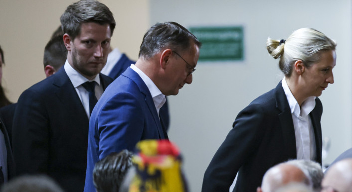 AfD-Leute bei einer Parteiveranstaltung: NRW-Chef Martin Vincentz mit den Vorsitzenden des Bundesvorstands Tino Chrupalla und Alice Weidel, sie tragen alle förmliche Kleidung.