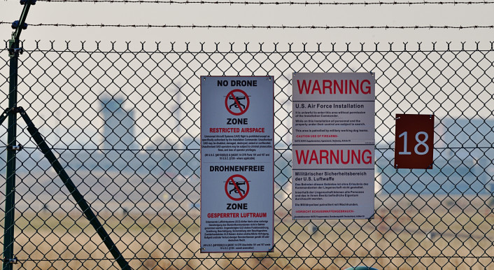 Hinter dem Delikt der „Agententätigkeit zu Sabotagezwecken“ stecken häufig Drohnen-Sichtungen über Militäreinrichtungen oder kritischer Infrastruktur. US-Basen wie der Luftwaffenstützpunkt Ramstein waren im vergangenen Jahr mehrfach betroffen. Foto: picture alliance / Daniel Kubirski