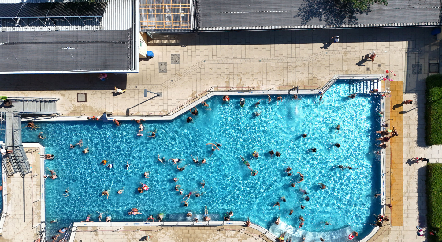 Hitzk-pfe-und-Populismus-Das-Freibad-als-Politikum