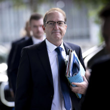 Alexander Dobrindt auf dem Weg zu einer Pressekonferenz