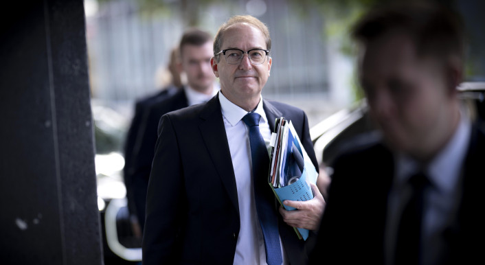 Alexander Dobrindt auf dem Weg zu einer Pressekonferenz