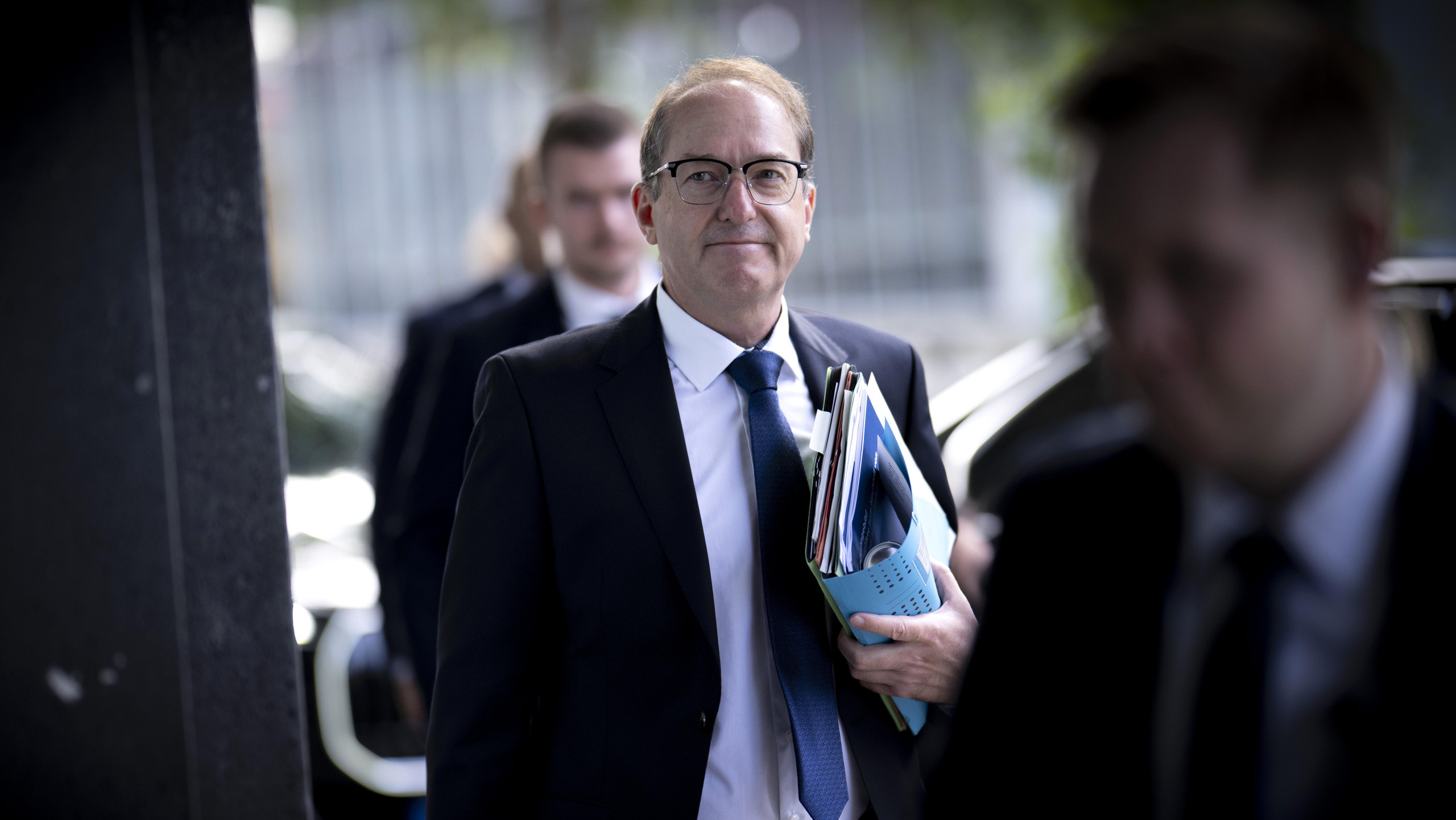 Alexander Dobrindt auf dem Weg zu einer Pressekonferenz