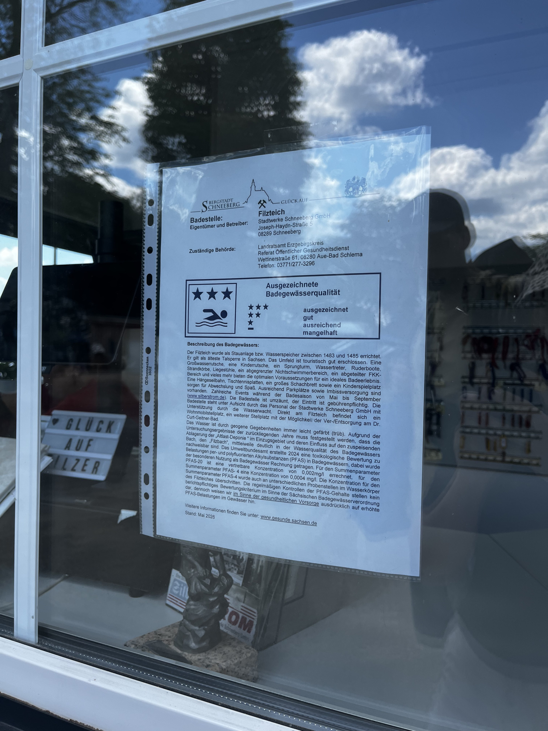 Dieser schlichte Aushang am Kassenhäuschen des Strandbads Filzteich weist prominent auf die "hervorragende Badegewässerqualität" hin. Die PFAS-Belastung des Sees wird lediglich im Kleingedruckten erwähnt. Foto: Lilith Grull