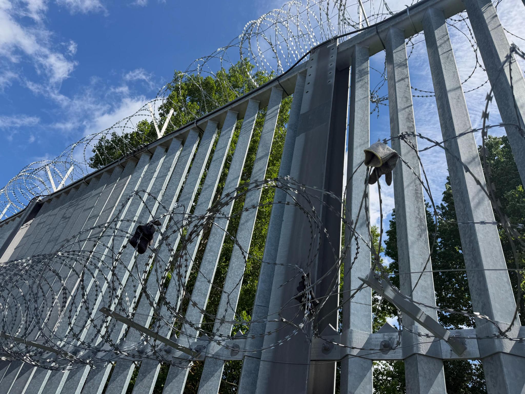 Handschuhe im Stacheldraht zeugen davon, wie Migranten versucht haben, die schwer gesicherten Grenzanlagen zu überwinden. Foto: Silvia Stöber