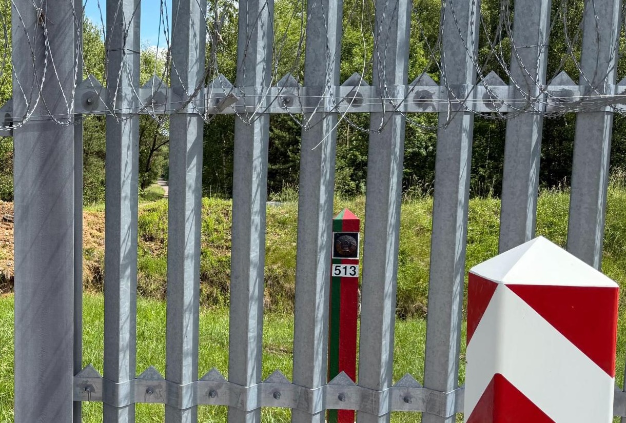 Einst an dieser Stelle durch eine Straße verbunden, trennen Polen und Belarus nun schwer gesicherte Grenzanlagen und ein Graben. Foto: Silvia Stöber