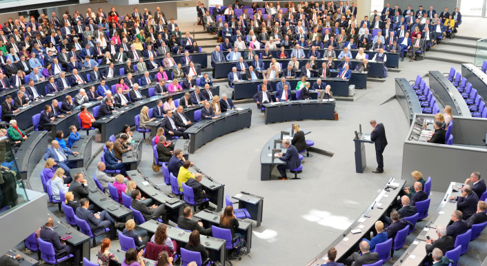 Blick in den Plenarsaal bei der Kanzlerwahl vor dem zweiten Wahlgang im Bundestag.