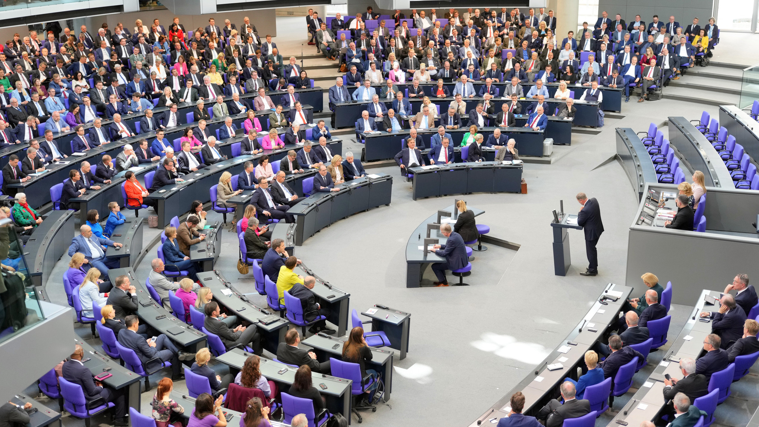 Blick in den Plenarsaal bei der Kanzlerwahl vor dem zweiten Wahlgang im Bundestag.