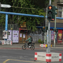 Die verformte Ampel, die in viralen Videos in Sozialen Netzwerken zu sehen ist, lässt sich an der Kreuzung vor dem Berliner Club „Renate“ verorten (Foto: Jürgen Held / Picture Alliance)