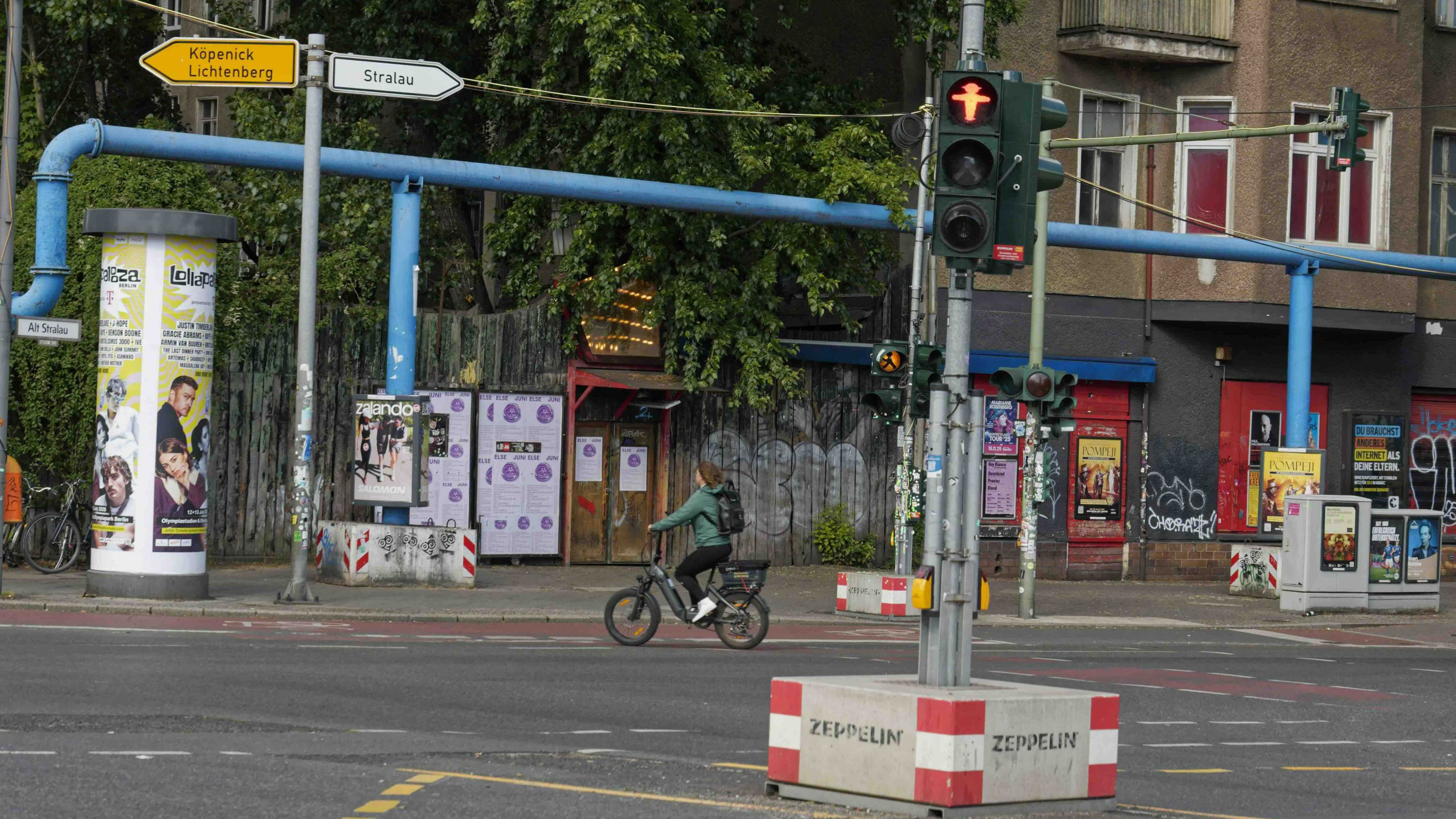Die verformte Ampel, die in viralen Videos in Sozialen Netzwerken zu sehen ist, lässt sich an der Kreuzung vor dem Berliner Club „Renate“ verorten (Foto: Jürgen Held / Picture Alliance)