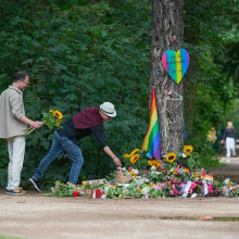 Menschen trauern nach dem Anschlag auf den Christopher Street Day (CSD) in Berlin und legen Blumen im Tiergarten nieder (Foto: Christian Ditsch / EPD-Bild / Picture Alliance)