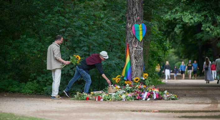 Menschen trauern nach dem Anschlag auf den Christopher Street Day (CSD) in Berlin und legen Blumen im Tiergarten nieder (Foto: Christian Ditsch / EPD-Bild / Picture Alliance)