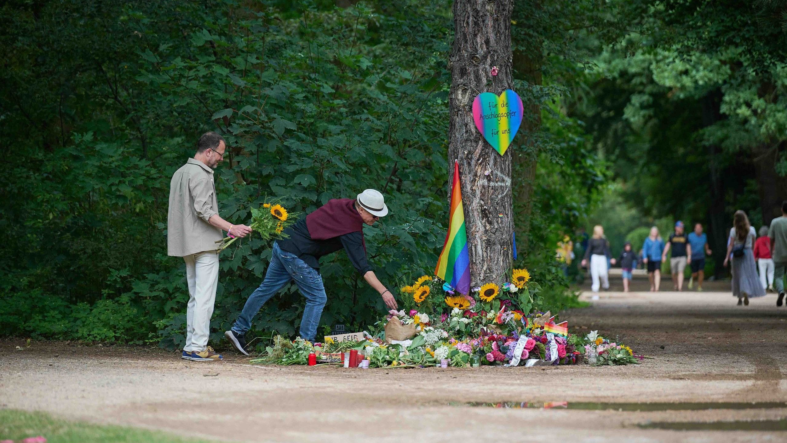 Menschen trauern nach dem Anschlag auf den Christopher Street Day (CSD) in Berlin und legen Blumen im Tiergarten nieder (Foto: Christian Ditsch / EPD-Bild / Picture Alliance)
