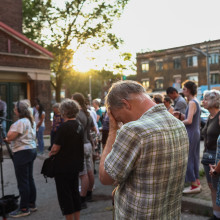 Bei einem Angriff auf ein Salsa-Festival in Toronto, Kanada, wurden zwei Menschen getötet. Online wird ein Video, das in diesem Kontext entstand, fälschlich als Video vom CSD in Berlin ausgegeben.
