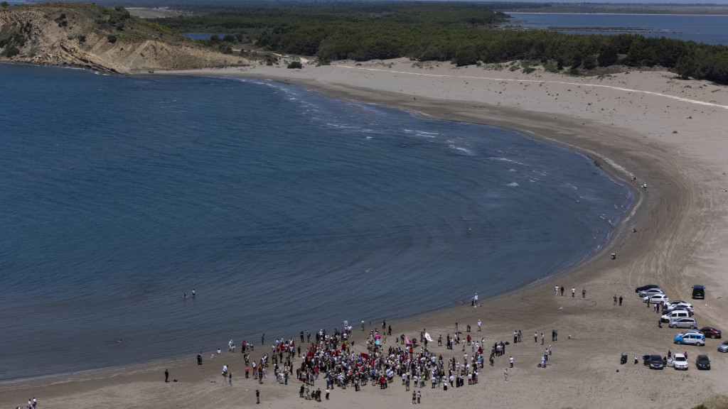 Nahe dem Gebiet Zvërnec, das neben der Insel Sazan im Zentrum der Proteste steht, versammeln sich Protestierende