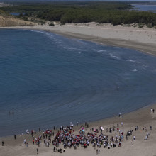 Nahe dem Gebiet Zvërnec, das neben der Insel Sazan im Zentrum der Proteste steht, versammeln sich Protestierende