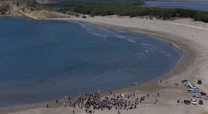 Nahe dem Gebiet Zvërnec, das neben der Insel Sazan im Zentrum der Proteste steht, versammeln sich Protestierende