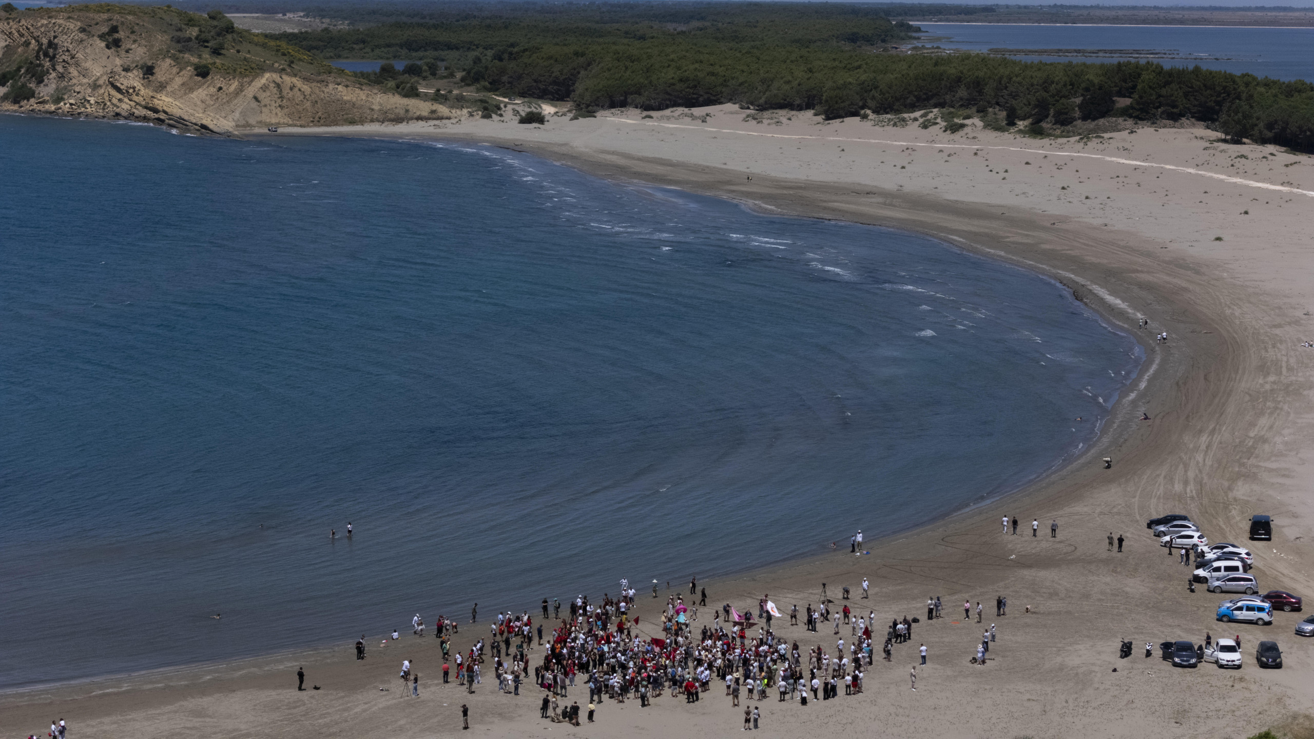Nahe dem Gebiet Zvërnec, das neben der Insel Sazan im Zentrum der Proteste steht, versammeln sich Protestierende