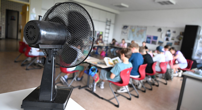 Selbst Ventilatoren in Klassenzimmern scheitern oft an bürokratischen Hürden.