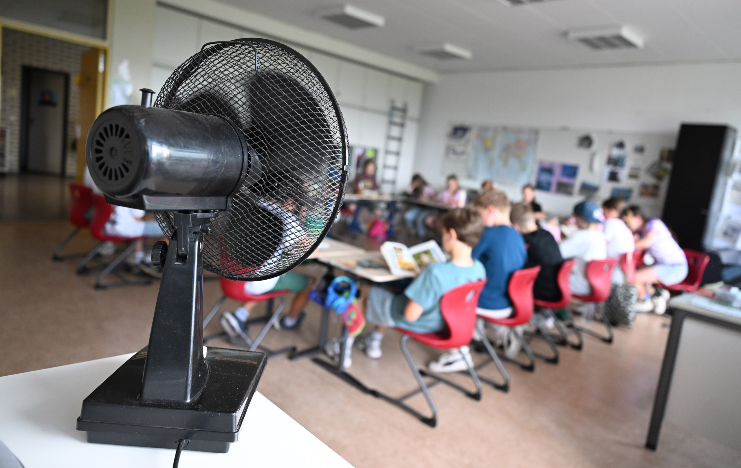Selbst Ventilatoren in Klassenzimmern scheitern oft an bürokratischen Hürden.