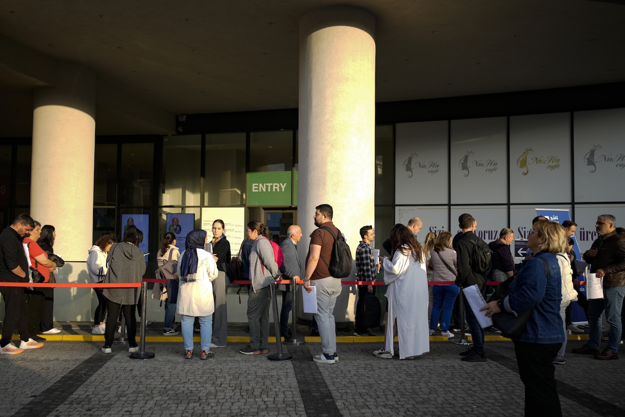 tuerkei-warteschlange-visa-istanbul-schengen-symbolfoto