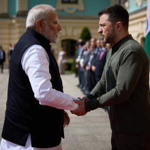 Premierminister Narendra Modi und Präsident Wolodymyr Selenskyj im Profil geben sich die Hand