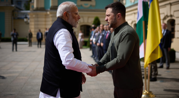 Premierminister Narendra Modi und Präsident Wolodymyr Selenskyj im Profil geben sich die Hand