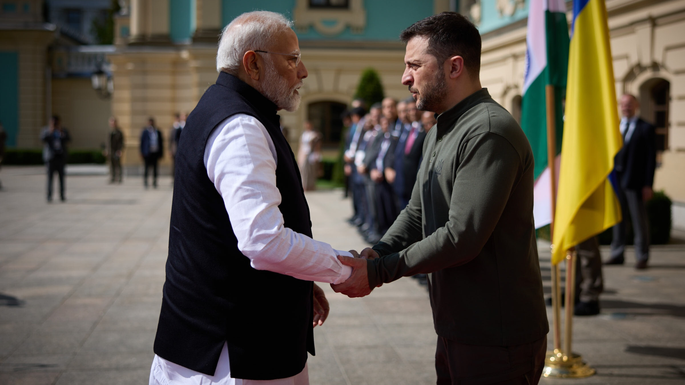 Premierminister Narendra Modi und Präsident Wolodymyr Selenskyj im Profil geben sich die Hand