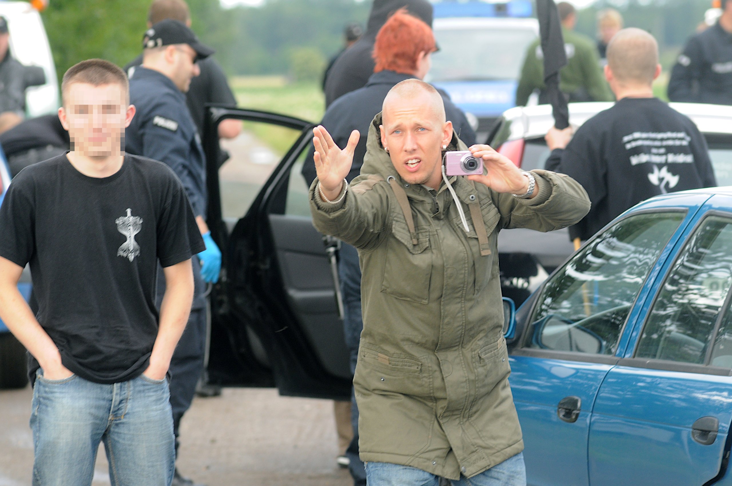 Mehrere Männer stehen zusammen, Autos sind auch zu sehen. Das Bild zeigt Personen der rechtsextremen Neonazi-Szene im Juni 2009. Im Vordergrund zu sehen ist Sebastian Koch, der damals als Neonazi-Aktivist auftrat, und heute für die AfD in Sachsen-Anhalt im Landtag sitzt, wieder zur Wahl antritt und seit Jahren Feste für die radikale Jugend mitorganisiert.