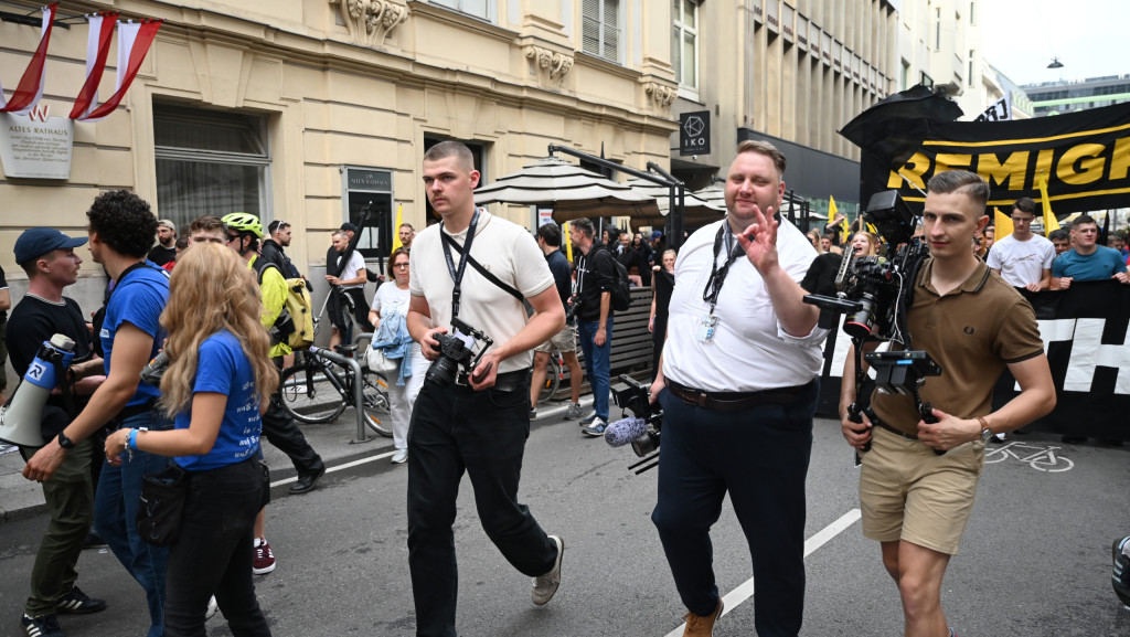 Am 26. Juli 2025 fand in Wien eine Demonstration der rechtsextremen Identitären Bewegung Österreich (IBÖ) statt. An dem Aufmarsch beteiligten sich nach unterschiedlichen Schätzungen rund 200 bis 400 Personen. Unter den Teilnehmenden waren auch Rechtsextreme aus Deutschland und weiteren europäischen Ländern. Zudem waren Personen aus dem Umfeld der AfD vor Ort. Die Demonstration führte vom Dr.-Karl-Lueger-Platz durch die Wiener Innenstadt. Vor Ort (Bildmitte) war auch der deutsche rechtsextreme Aktivist Dennis Braun, der unter dem Pseudonym "Arminius" oder "ArminusDD" in Erscheinung tritt.