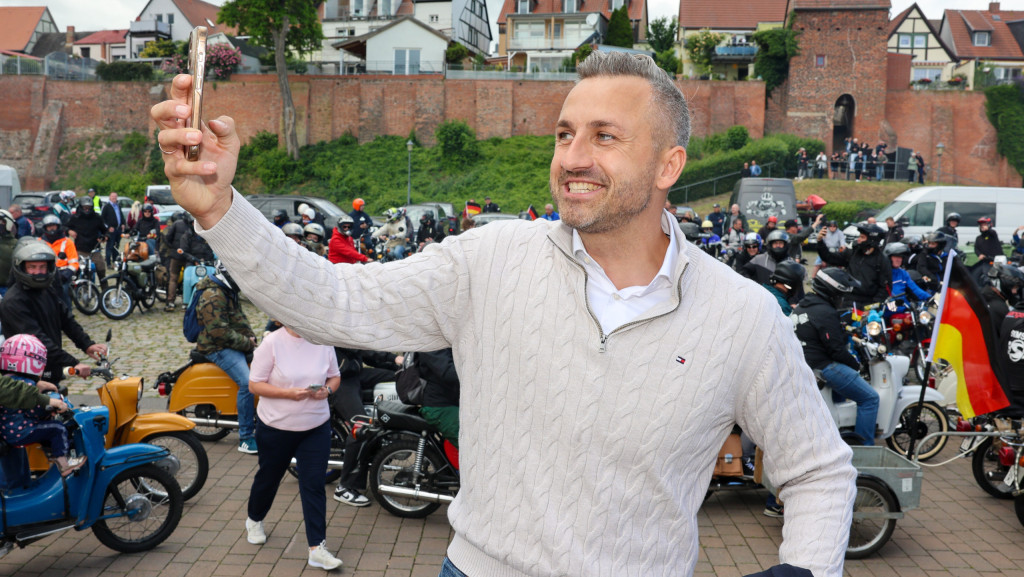 Der AfD-Spitzenkandidat Ulrich Siegmund mit Selfie vor der ersten gemeinsamen Simson-Ausfahrt in Sachsen Anhalt.Hunderte Simson Fans fahren gemeinsam mit Ulrich Siegmund von Tangermünde 40 Kilometer durch die Altmark.