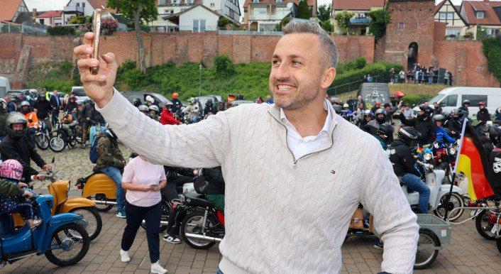 Der AfD-Spitzenkandidat Ulrich Siegmund mit Selfie vor der ersten gemeinsamen Simson-Ausfahrt in Sachsen Anhalt.Hunderte Simson Fans fahren gemeinsam mit Ulrich Siegmund von Tangermünde 40 Kilometer durch die Altmark.