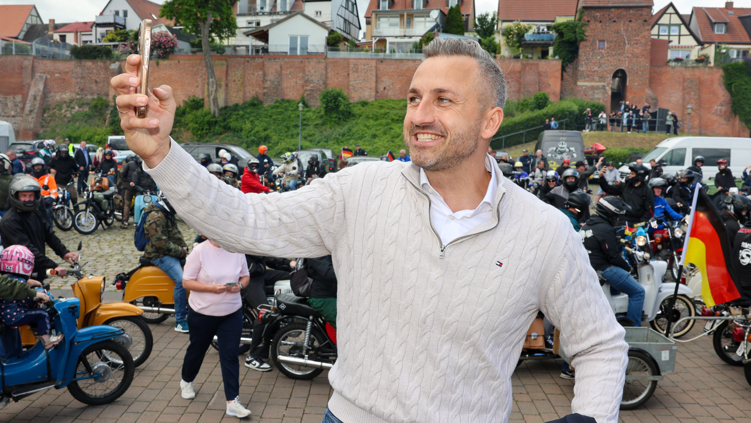 Der AfD-Spitzenkandidat Ulrich Siegmund mit Selfie vor der ersten gemeinsamen Simson-Ausfahrt in Sachsen Anhalt.Hunderte Simson Fans fahren gemeinsam mit Ulrich Siegmund von Tangermünde 40 Kilometer durch die Altmark.