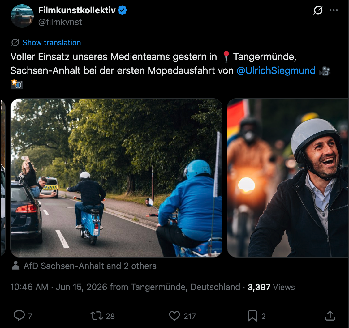 Aktivisten aus dem „Filmkunstkollektiv“ filmen die AfD Sachsen-Anhalt bei der Mopedausfahrt, Spitzenkandidat Ulrich Siegmund lacht auf einem Bild und fährt an der Moped-Kolonne voran.