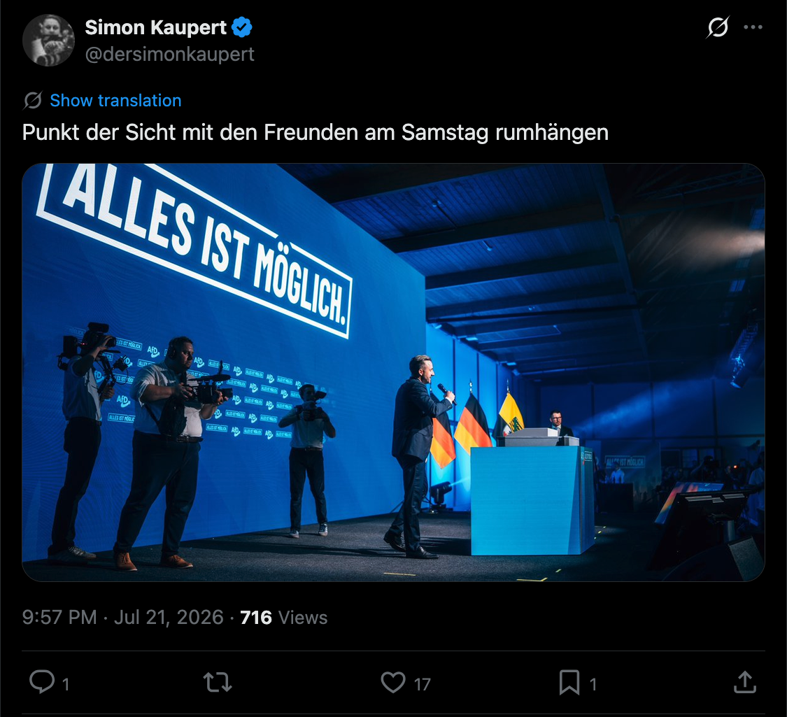 lrich Siegmund steht beim Wahlkampfauftakt der AfD Sachsen-Anhalt auf der Bühne, gefilmt wird er von Aktivisten wie Simon K. (2.v.l.), dem Leiter des „Filmkunstkollektiv“. 