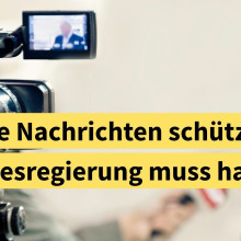 Person wird interviewt. Kamera im Vordergrund. Dazu Schriftzug: „Meine Nachrichten schützen – Bundesregierung muss handeln!“
